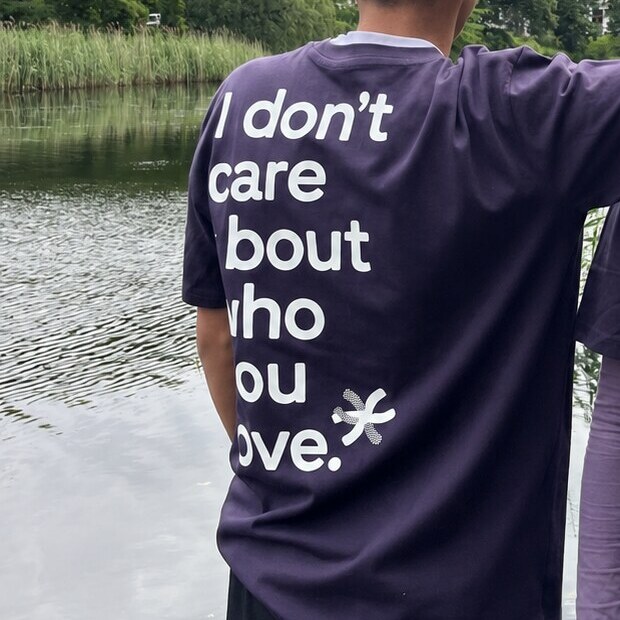 Backprint auf dem Heavy Oversize Shirt: I don't care about who you love.