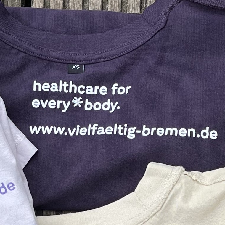 Innenprint auf dem Heavy Oversize Shirt: Healthcare for every*body. www.vielfaeltig-bremen.de