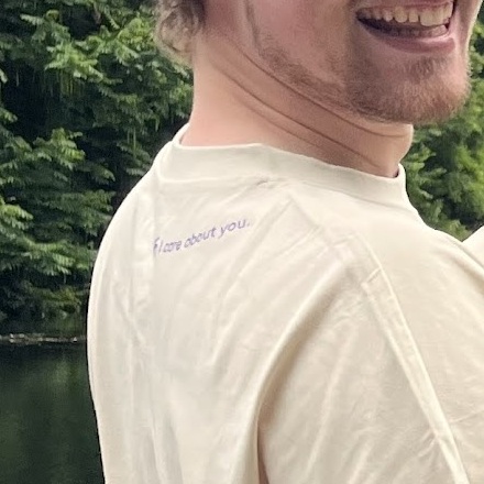 Backprint auf dem Longsleeve: I care about you.
