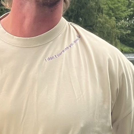 Frontprint auf dem Longsleeve: I don't care about who you love.