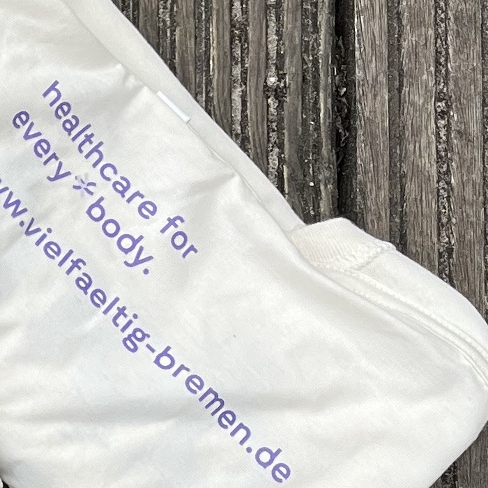Innenprint auf dem Longsleeve: Healthcare for every*body. www.vielfaeltig-bremen.de