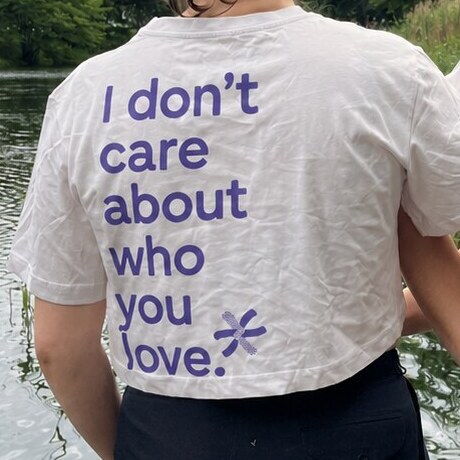 Backprint auf dem Unisex Shirt Cropped: I don't care about who you love.