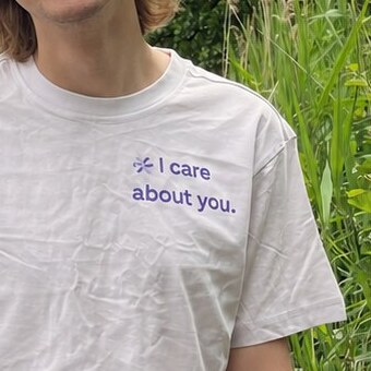 Frontprint auf dem Unisex Shirt Cropped: I care about you.
