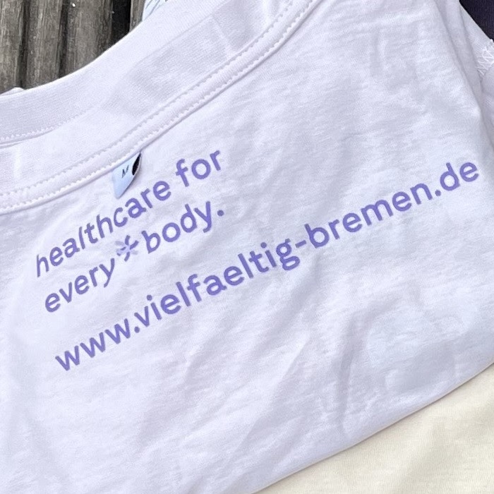 Innenprint auf dem Unisex Shirt Cropped: Healthcare for every*body. www.vielfaeltig-bremen.de