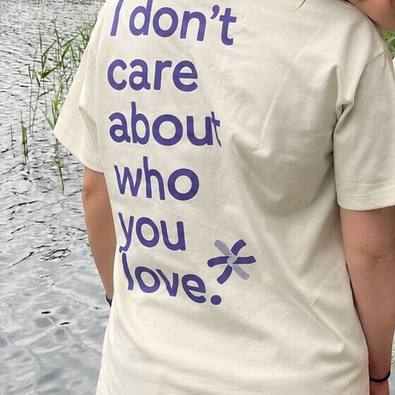 Backprint auf dem Unisex Shirt Normal: I don't care about who you love.
