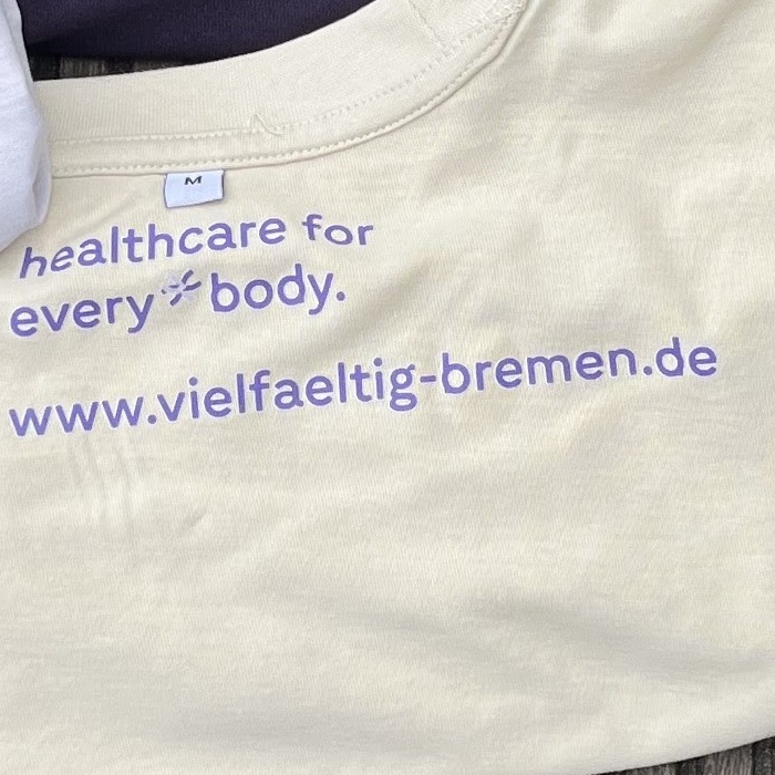 Innenprint auf dem Unisex Shirt Normal: Healthcare for every*body. www.vielfaeltig-bremen.de